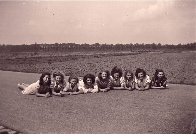 En wie  niet op tijd opzijrolde bij het aankomen van een auto liftte dan mee. En we zagen haar nooit meer terug. Vreemd hé!